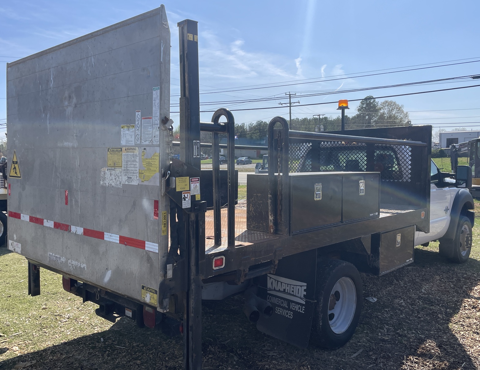 2013 FORD F550 Flatbed Liftgate - Image 5